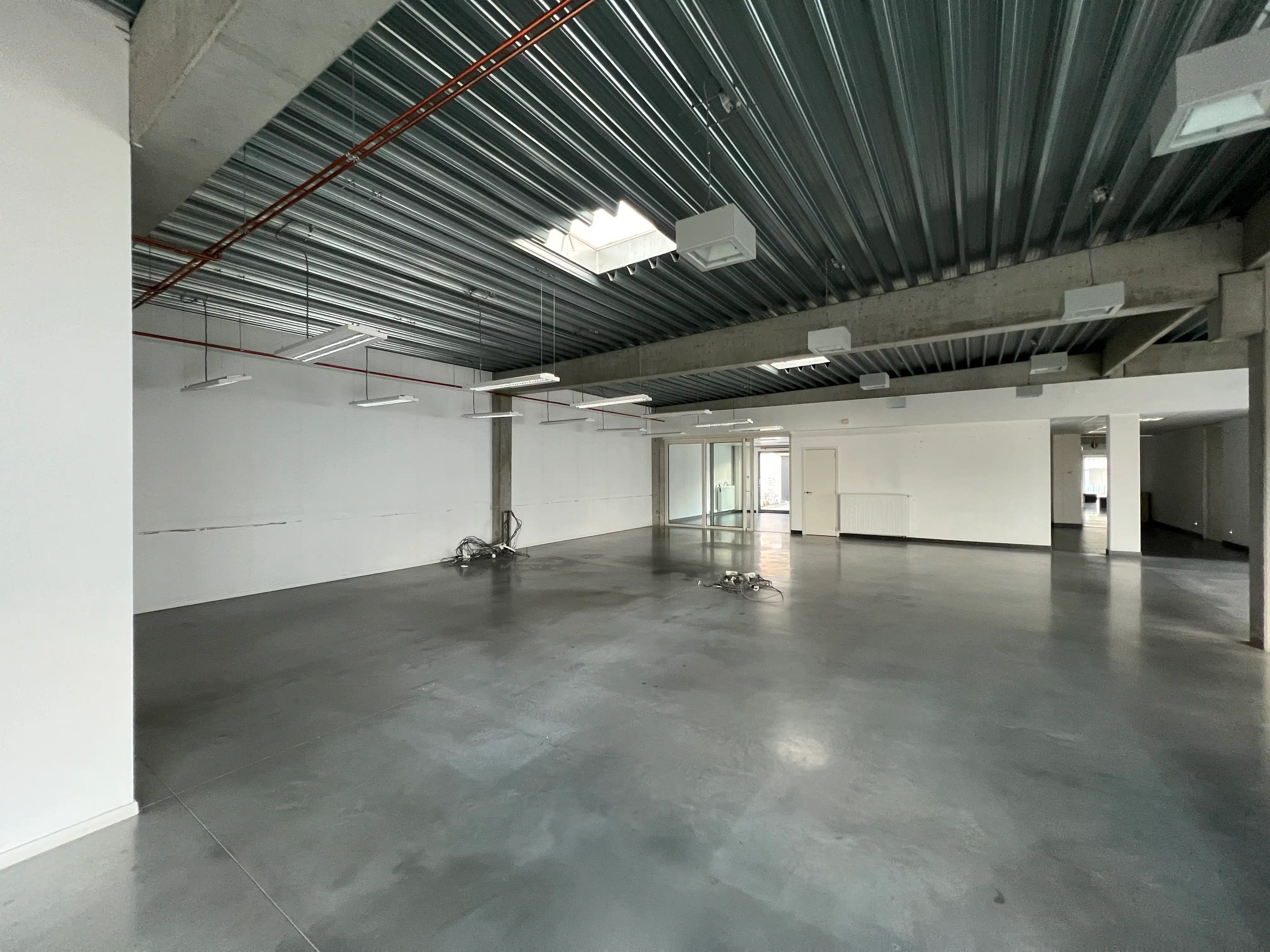 Moderne kantoor-/handelsruimte met duplex appartement – topligging Kortrijk-Wevelgem foto 3