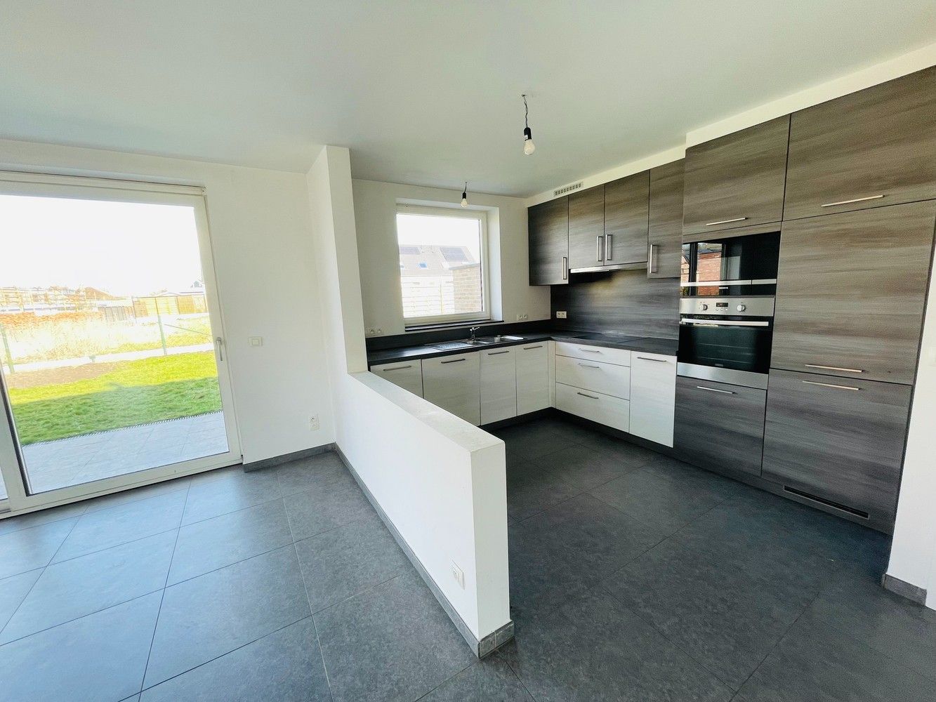 Waardamme , rustige residentiële ligging , RECENT  gebouwde LICHTRIJKE ENERGIEZUINIGE woning met 3 slaapkamers, oprit, tuin en garage. foto 4