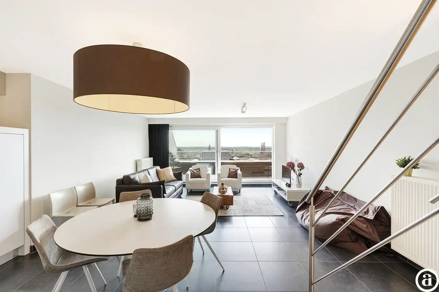 Ruim duplex-appartement en zonnig terras nabij de Zeedijk    foto {{pictureIndex}}