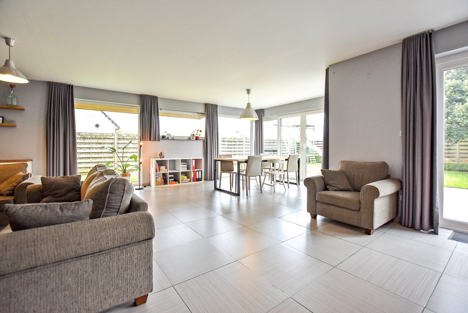 Ruime en lichtrijke villa te rustige woonwijk. foto 3