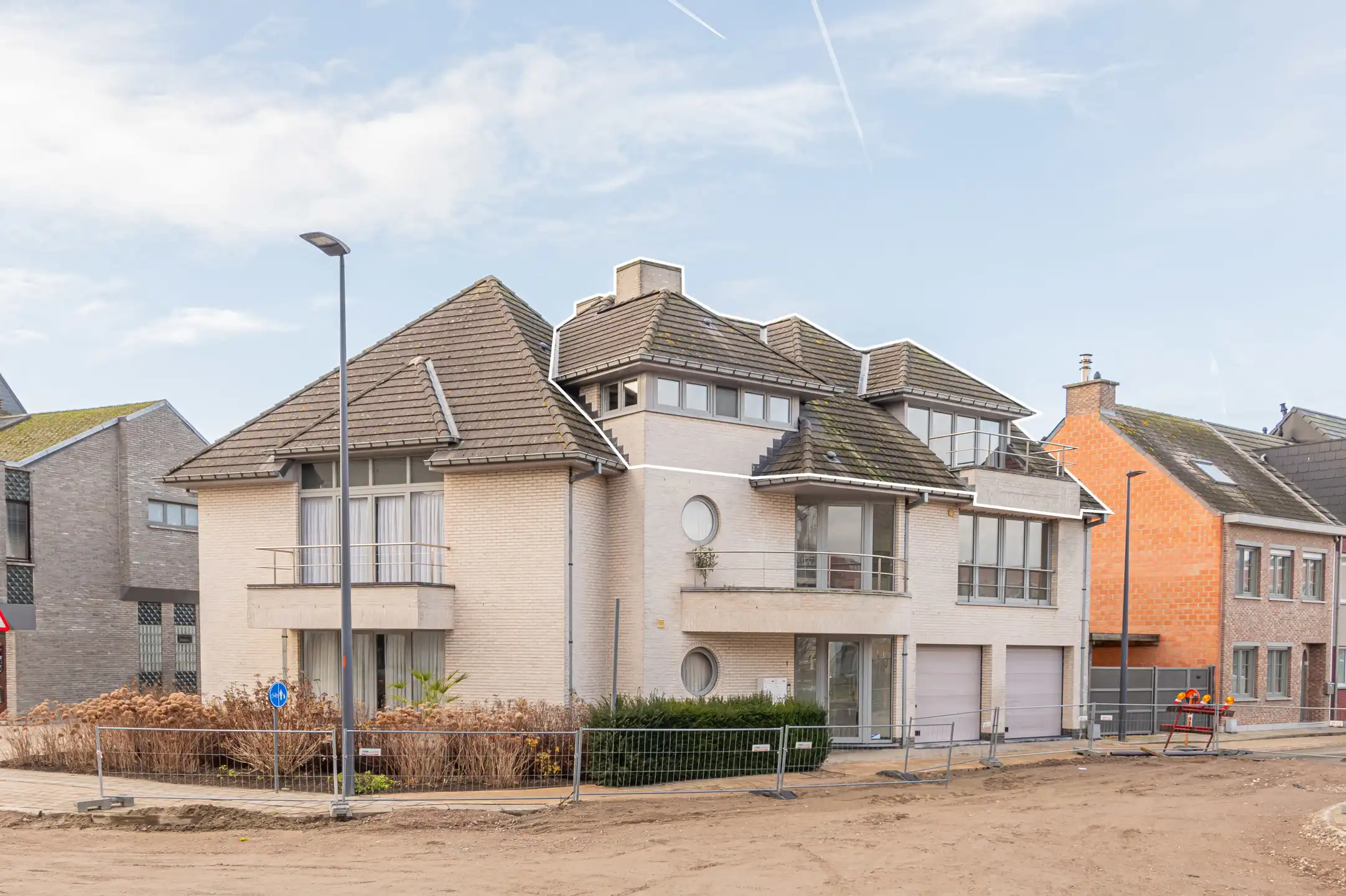 Ruim 2 slaapkamer dakappartement met terras en garage  foto {{pictureIndex}}