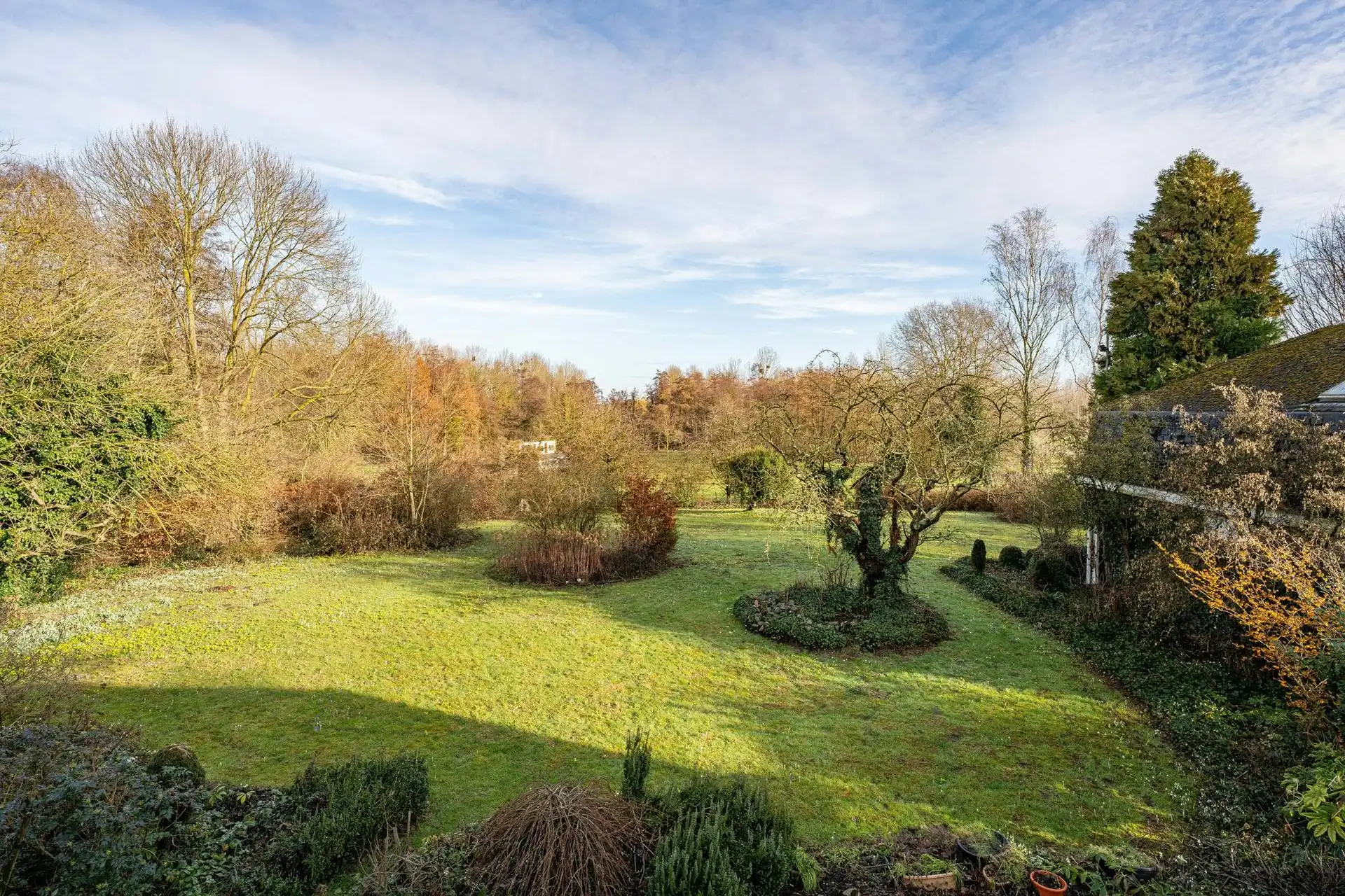 Karaktervolle architectenvilla op uitzonderlijk domein in Diepenbeek foto 2