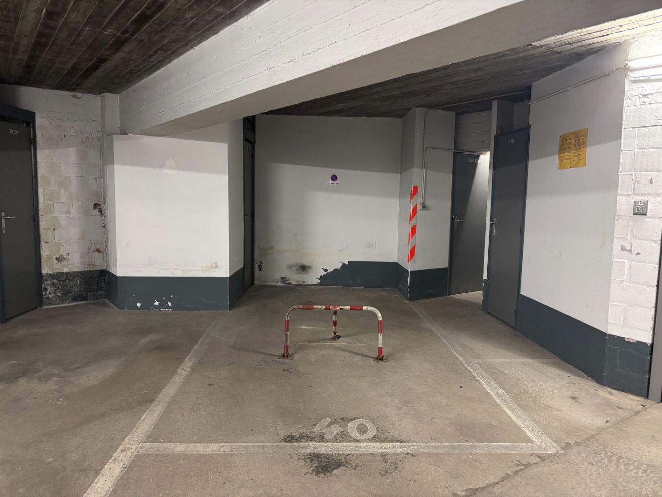 Autostaanplaats met extra bergruimte te koop in Middelkerke foto {{pictureIndex}}