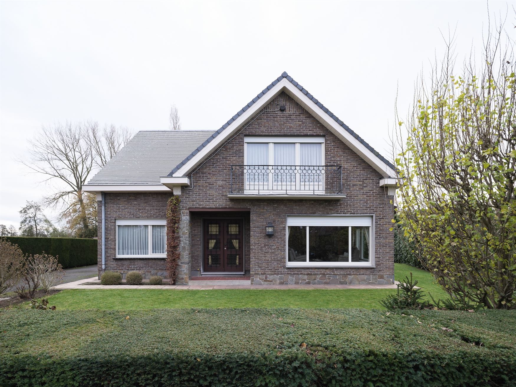 Ruime gezinswoning met vier slaapkamers en tuin in Drongen. foto {{pictureIndex}}