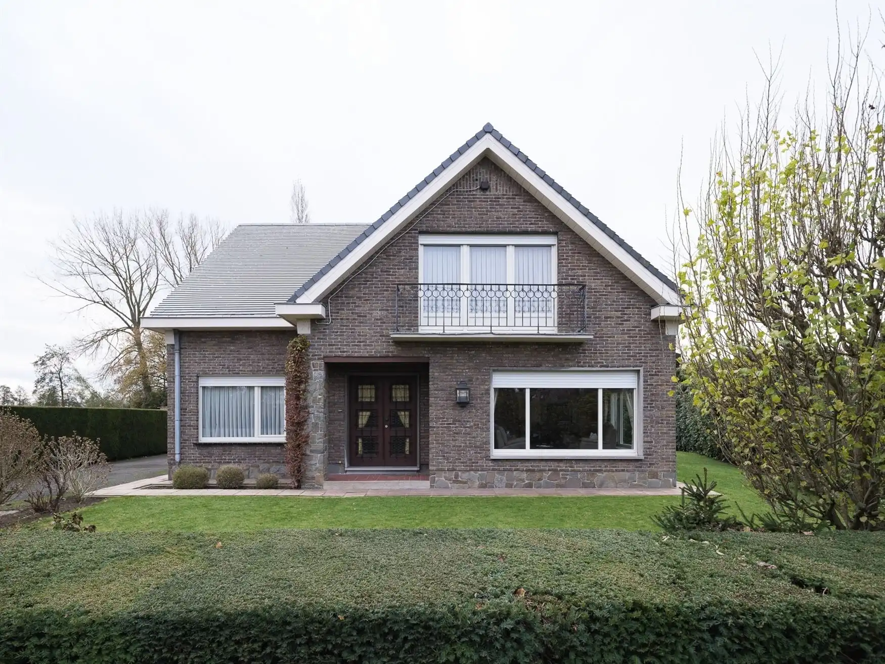 Ruime gezinswoning met vier slaapkamers en tuin in Drongen. foto {{pictureIndex}}