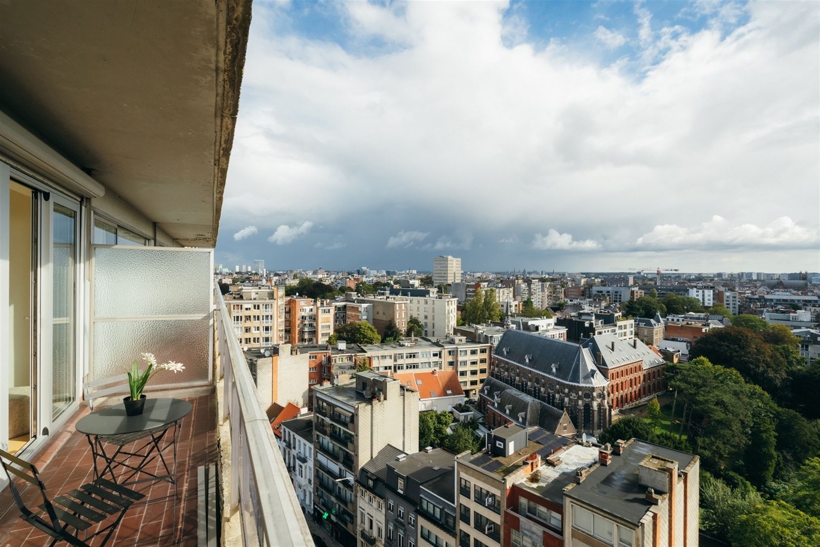 Gerenoveerd appartement met panorama over Antwerpen foto 3