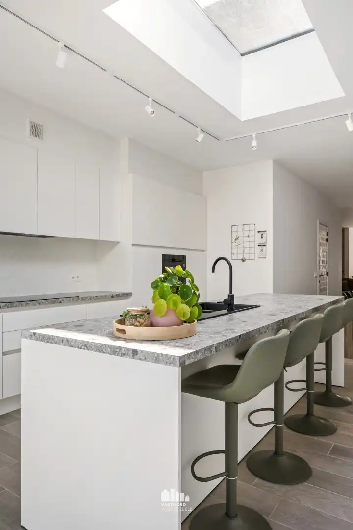 Volledig gerenoveerde woning met 5 slaapkamers, zonnige tuin en garage foto 11