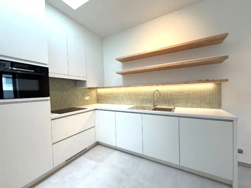 VOLLEDIG GERENOVEERDE EN INSTAPKLARE WONING foto 3