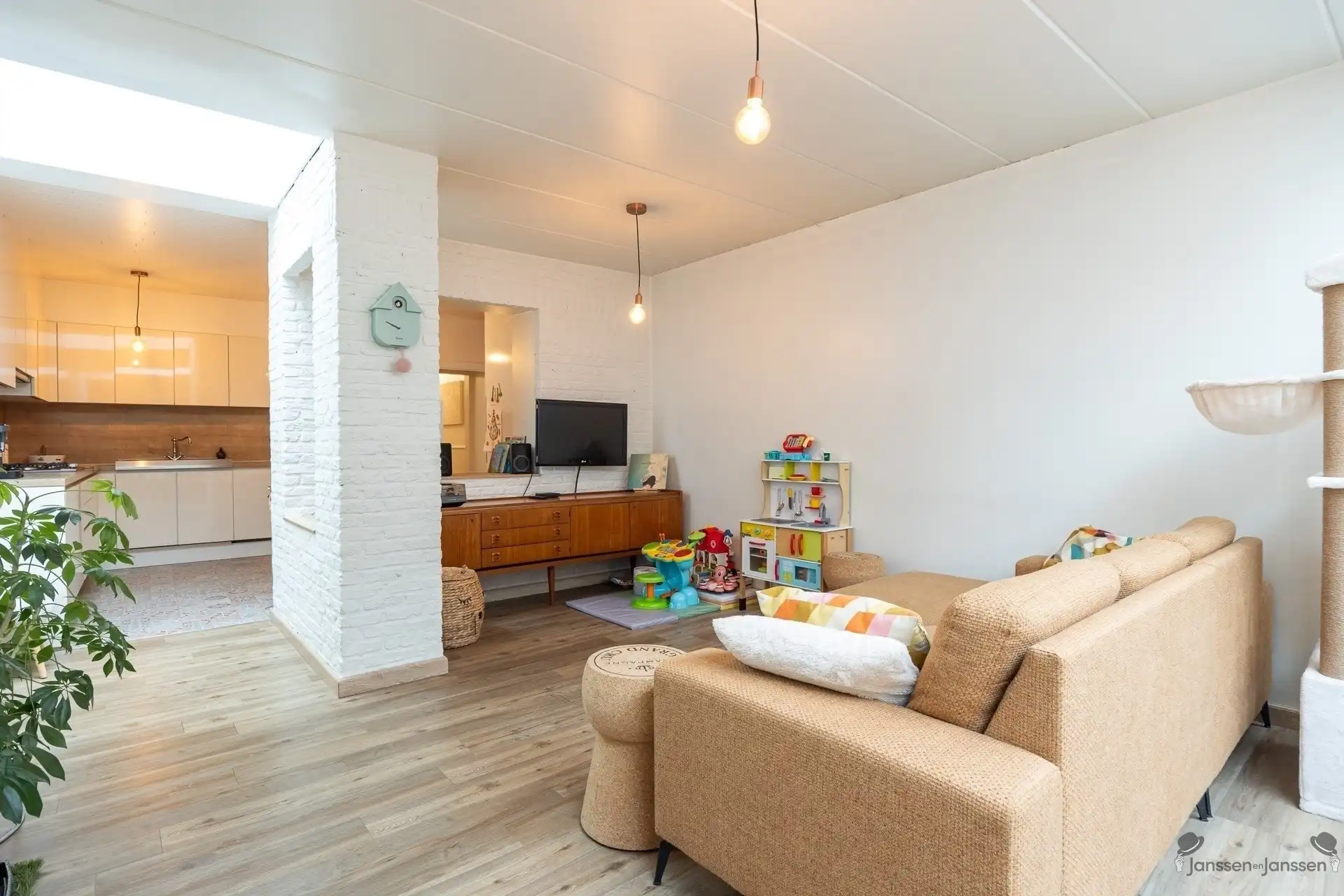 Topwoning met 4 slpks,zonnepanelen en EPC B foto 3