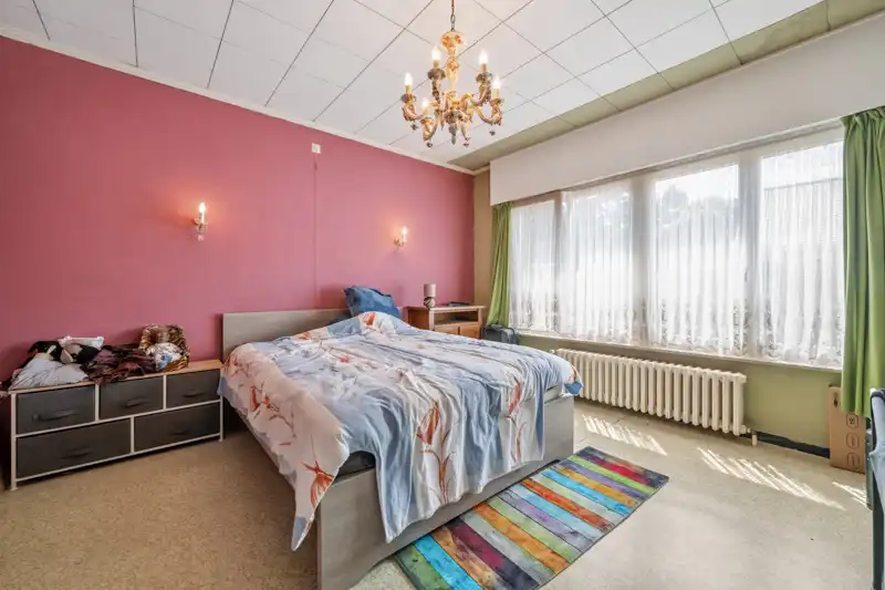 Hooglede- Opbrengsteigendom van 3 verhuurde sterk gebouwde woningen met 3 slaapkamers in het centrum van Hooglede gelgen. Deels al vernieuwd. Potentieel met tuinen en parking. foto 8