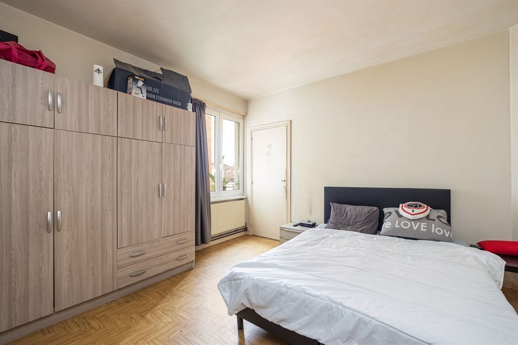 Ruim op te frissen appartement met 3 slaapkamers foto 8