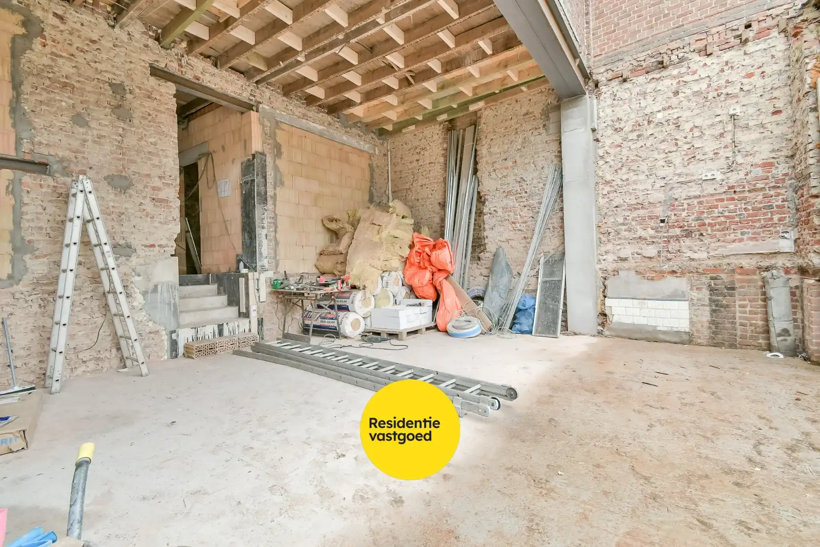 Ruime woning met bergen aan potentieel! foto 4