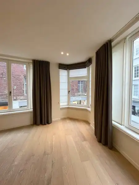 Instapklaar 2-slaapkamer appartement in hartje Kortrijk! foto 4