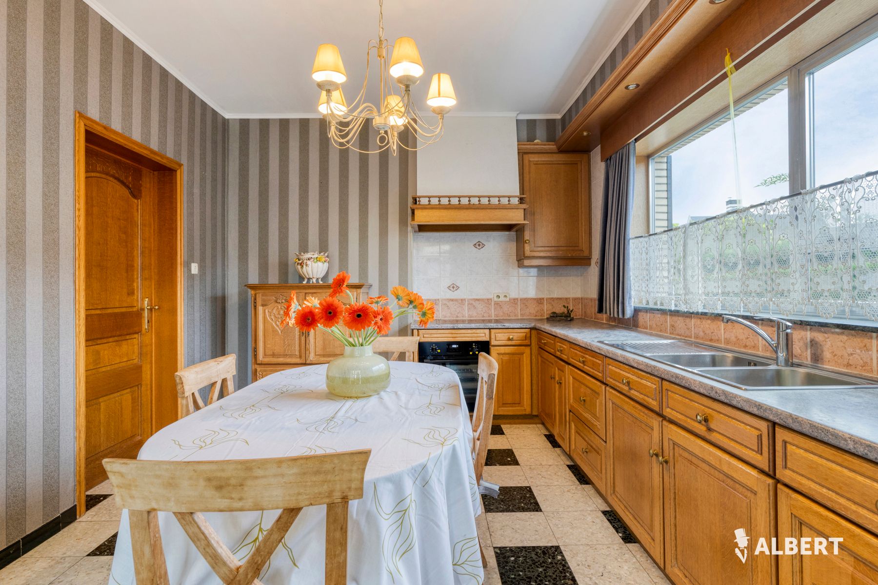 Woning met 3 slaapkamers en tuin in rustige straat foto 6