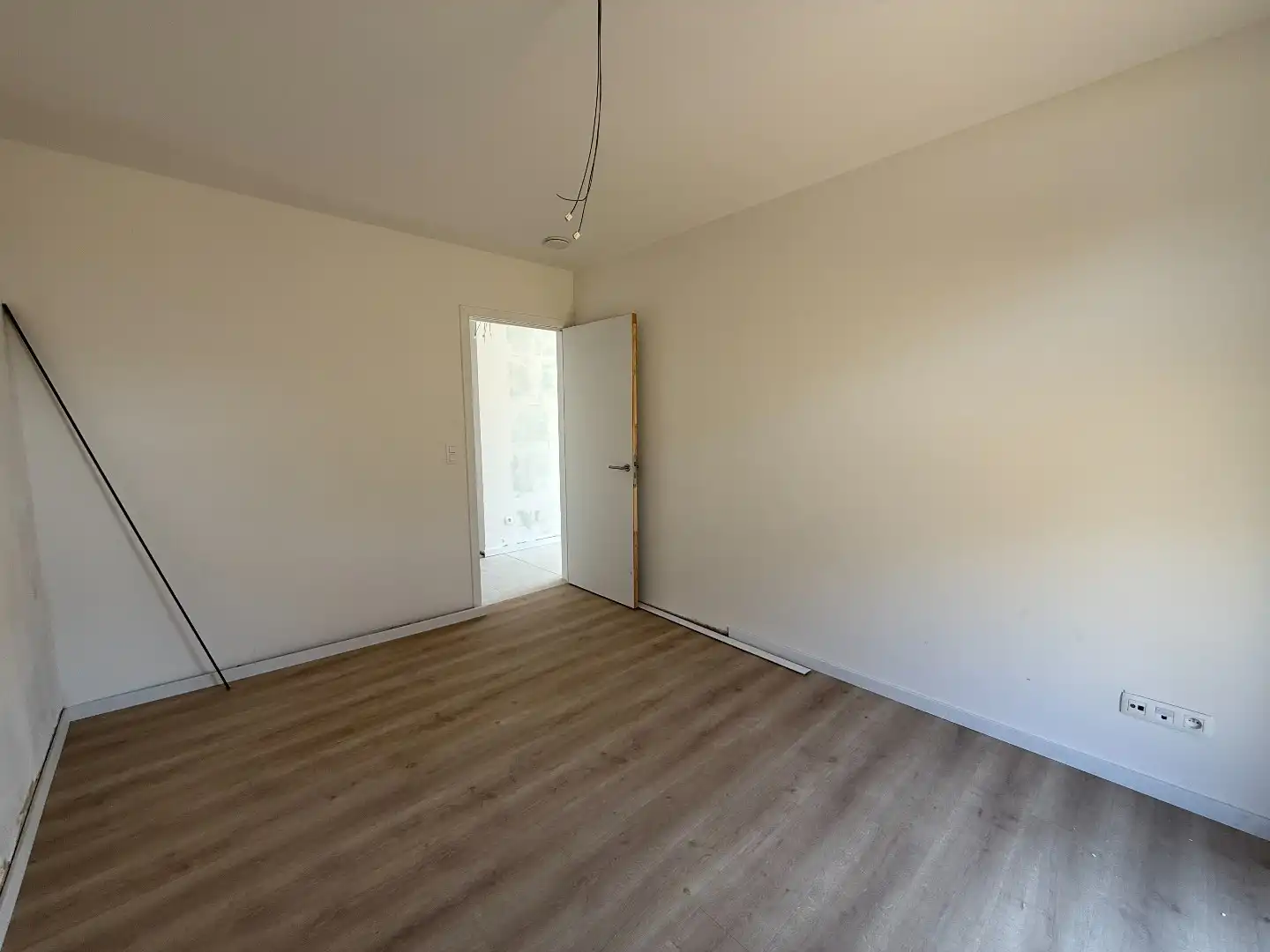 Laatste gelijkvloers 2-slpk appartement met tuin, 1 stpls en een kelder foto 9