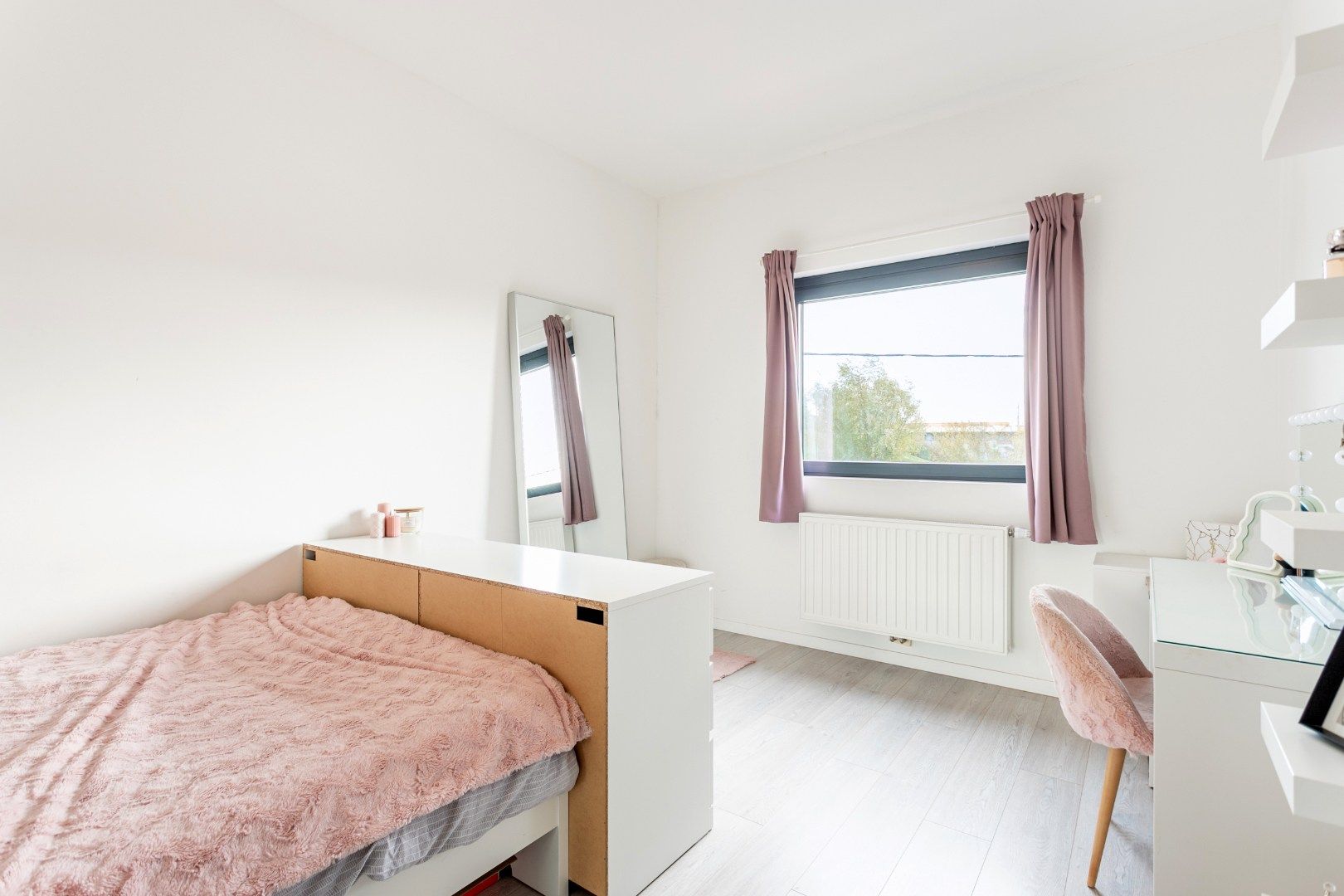 Instapklare woning met 4 slpk, tuin en parking foto 17