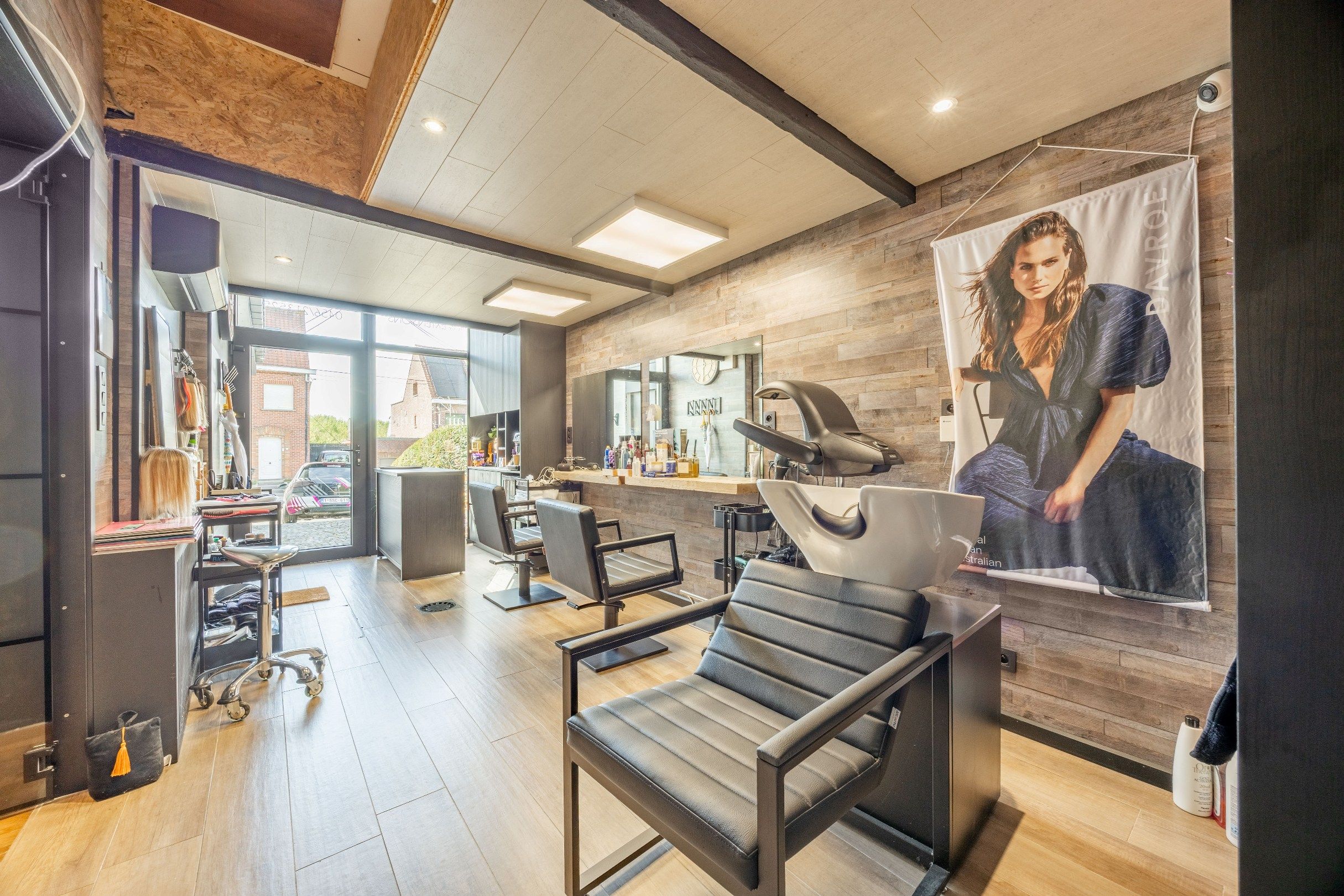 ALLEENSTAANDE GELIJKVLOERSE WONING MET MAGAZIJN EN COMMERCIELE RUIMTE foto 12