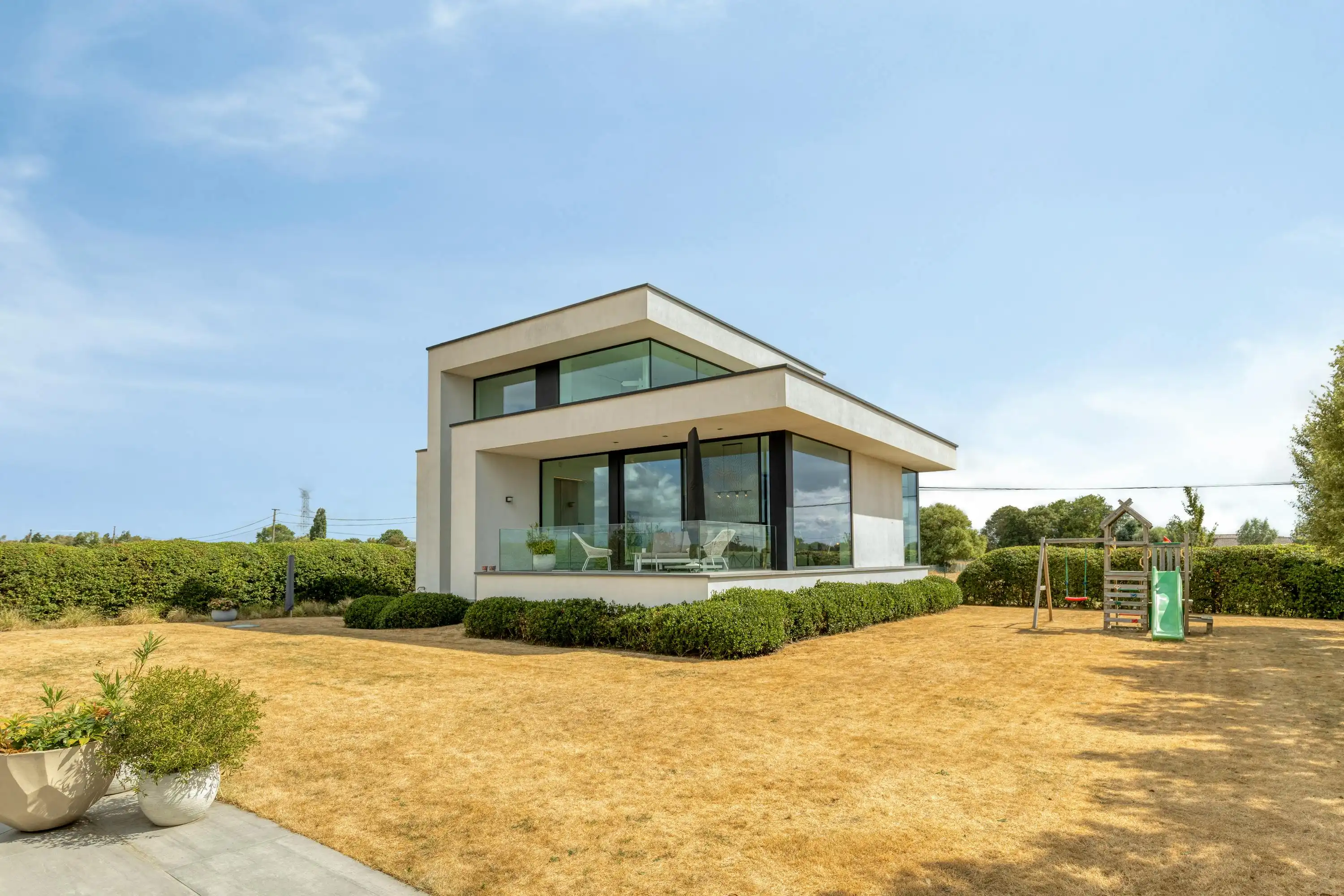 Hoogwaardig afgewerkte villa te koop op rustige locatie foto {{pictureIndex}}