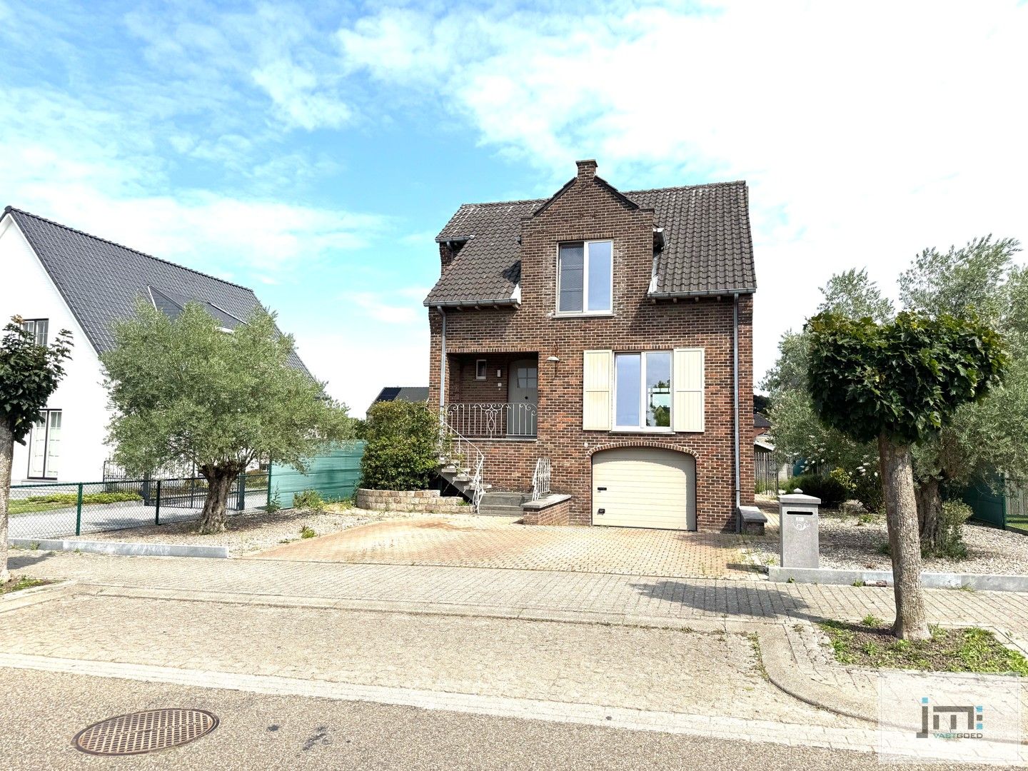 Ruime open bebouwing met tuin en garage foto {{pictureIndex}}