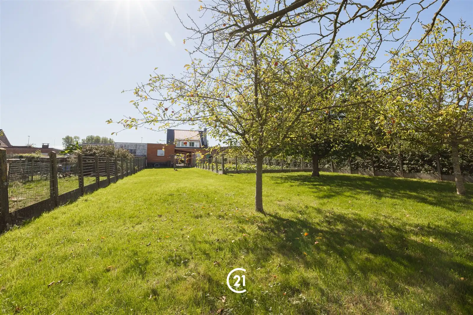 Op te frissen villa met tuin, garage en weide op 16are00 foto 2