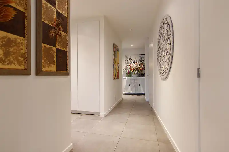 Totaal gerenoveerd gelijkvloers 3 slpk-appartement met gezellig terras op een toplocatie. Garagebox optioneel! foto 6