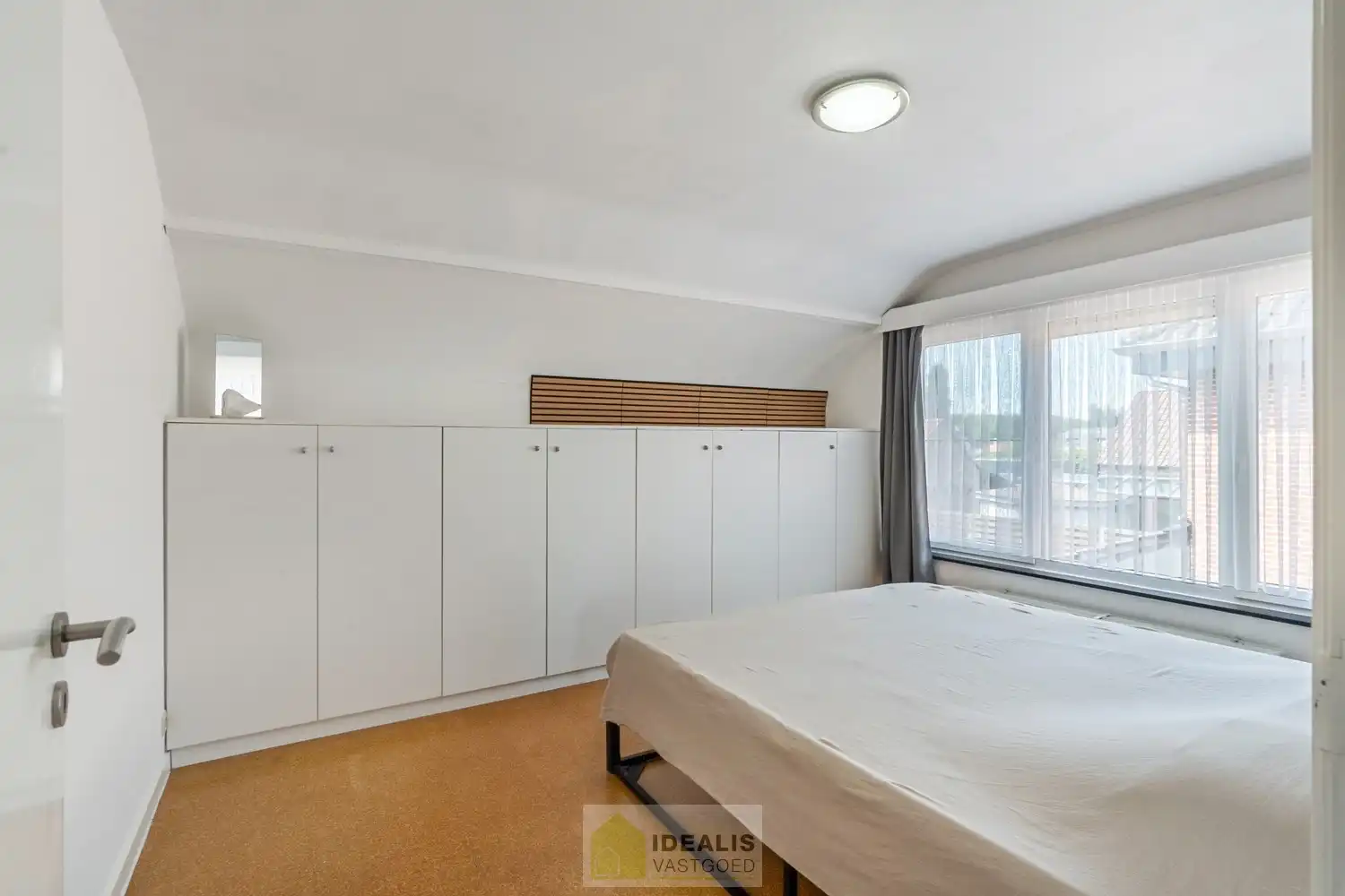 IDEALIS VASTGOED – EENGEZINSWONING MET EEN KNAPPE LEEFRUIMTE MET OPEN HAARD EN AANSLUITEND OPEN MODERNE KEUKEN, EEN HEERLIJKE VERANDA, MOGELIJKHEID TOT 4 SLAAPKAMERS, 2 BADKAMERS, 2 GARAGES EN EEN RUIM WERKHUIS MOMENTEEL INGERICHT ALS LOUNGERUIMTE, VOLLEDIG AANGELEGD MET EEN KNAPPE TUIN OP EEN PERCEEL VAN 8A 65CA! Deze ruime gezinswoning omvat +- 204m² netto bewoonbare oppervlakte met een aangename woonkamer bestaande uit zit-en eetgedeelte, een open moderne keuken, veranda, mogelijkheid tot 4 slaapkamers en 2 badkamers. Momenteel is de woning ingericht als 2 aparte woongelegenheden. Tevens beschikt de woning over een apart garagegebouw bestaande uit 2 garages met achterliggend een werkhuis momenteel ingericht als loungeruimte. Een unieke kans voor kandidaten op zoek naar een ééngezinswoning voorzien van alle faciliteiten op een fijne locatie tussen de centra van Oudsbergen, Bocholt, Bree en Peer! De huidige eigenaar heeft reeds een nieuw dak aangekocht. Dit wordt geplaatst voor de... foto 23