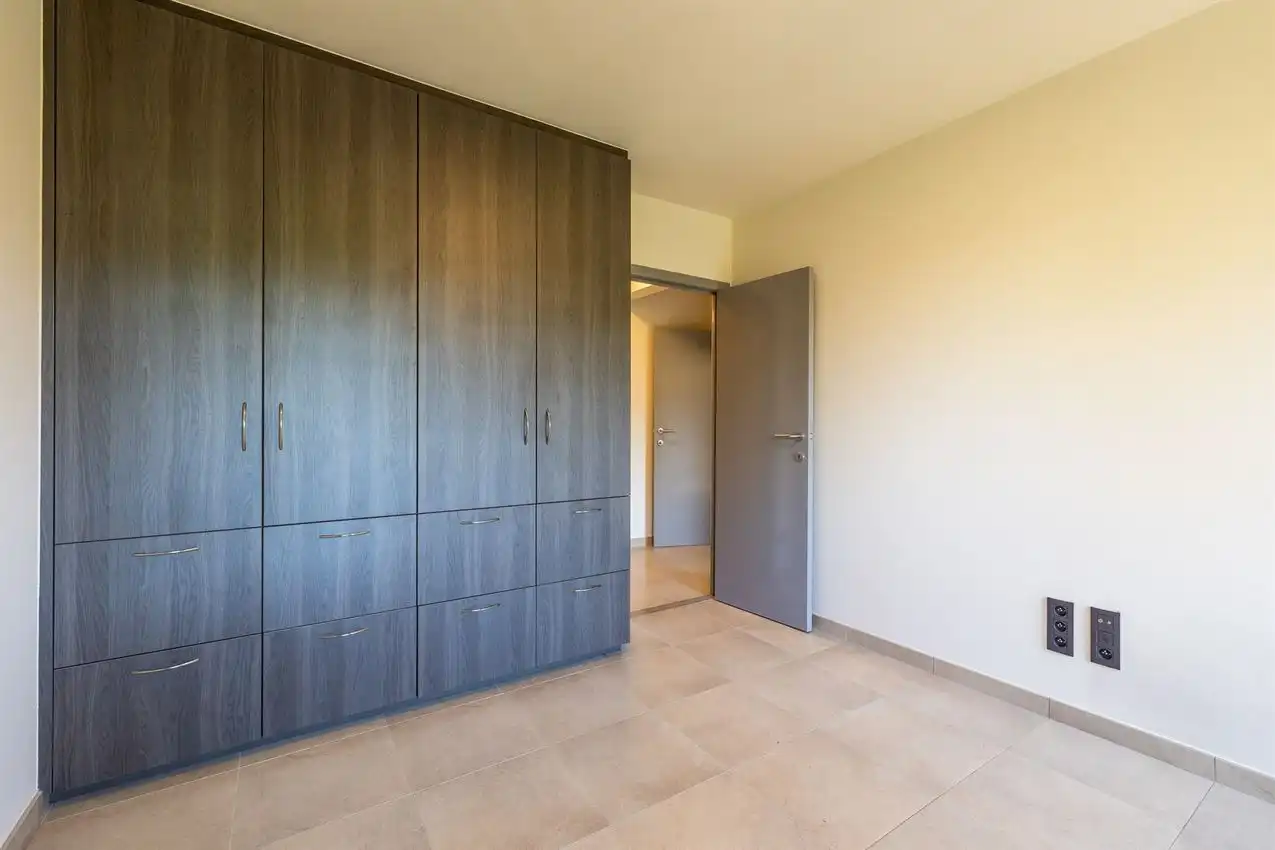 Vernieuwd app, twee slaapkamers, terras en garage foto 23