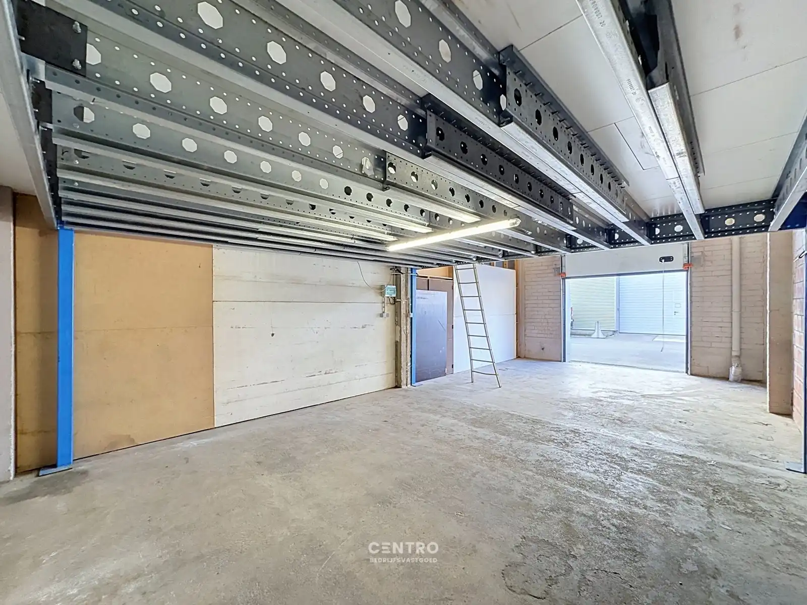 Instapklare OPSLAGRUIMTE (50m²) met tussenverdieping (25m²) op een boogscheut van Brugge (Centrum). Parkeergelegenheid voor de deur. foto 4