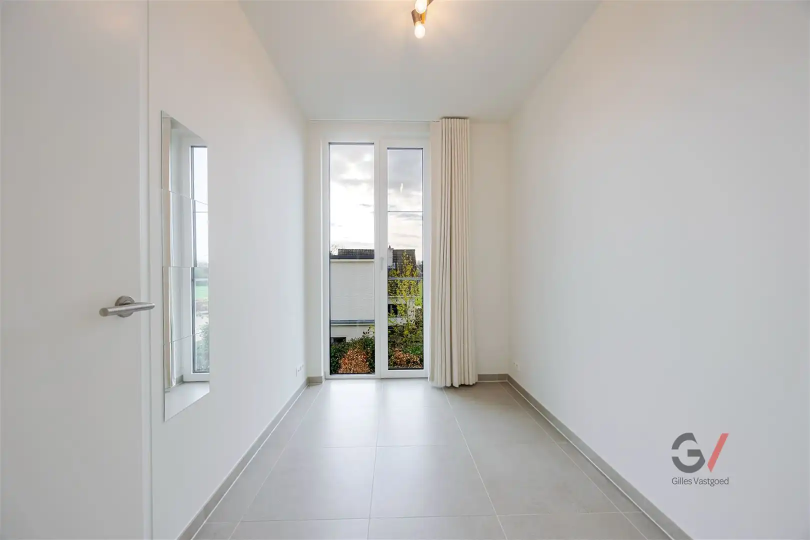 Lichtrijk en modern appartement met ruim terras foto 11