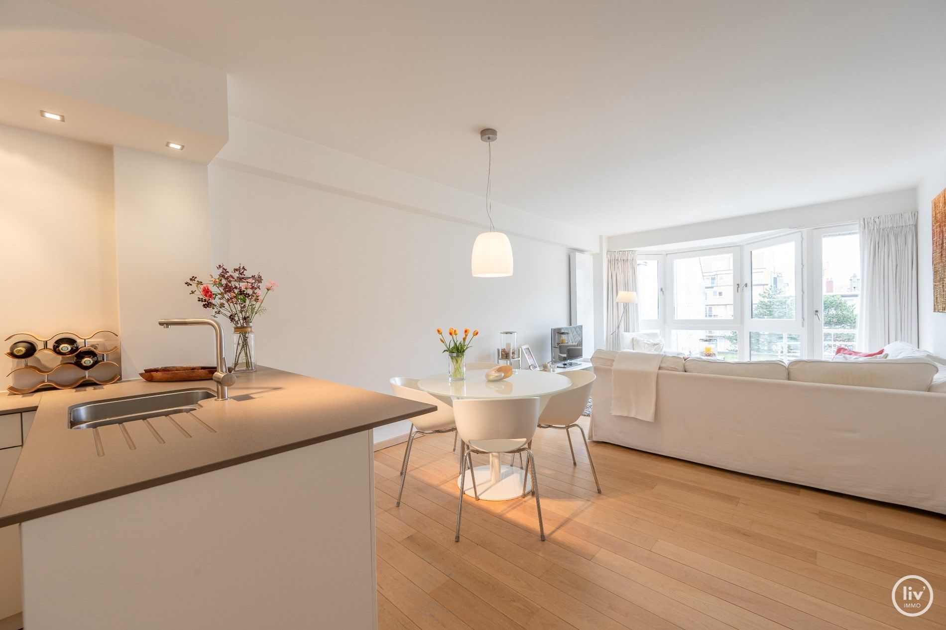 Gezellig, gerenoveerd 2 slaapkamerappartement in een zijstraat van de Dumortierlaan te Knokke. foto 6