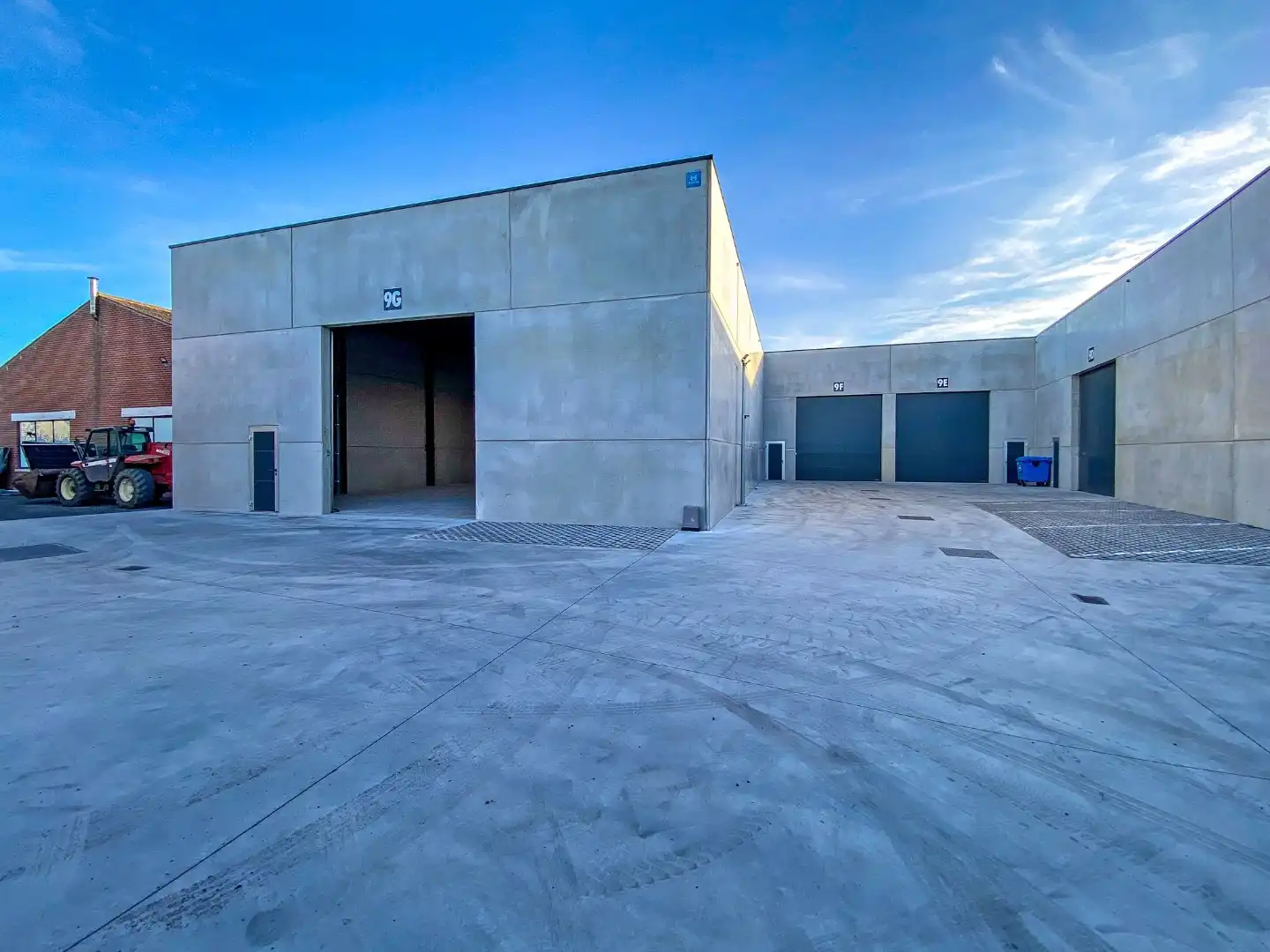 Geïsoleerde nieuwbouwloods 9G (loods 2) (290m²) te huur op een industrie- ambachtzone te Vleteren foto {{pictureIndex}}