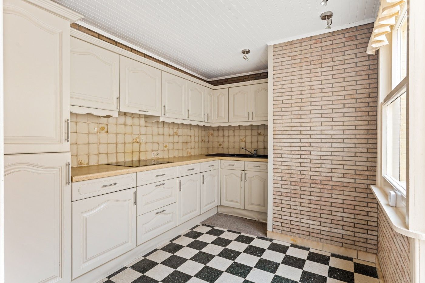 Te renoveren woning met 2 slpk. en tuin foto 9