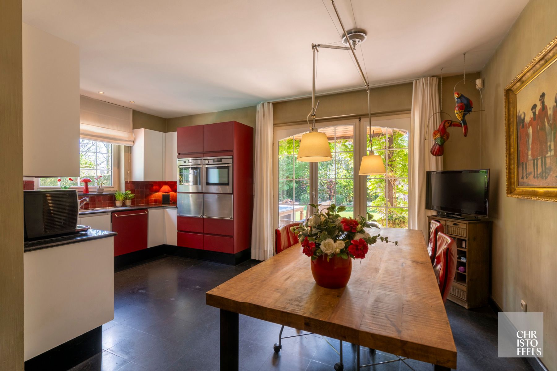 Zuiderse villa met zwembad in een rustige straat, op een perceel van 16a93ca! foto 5