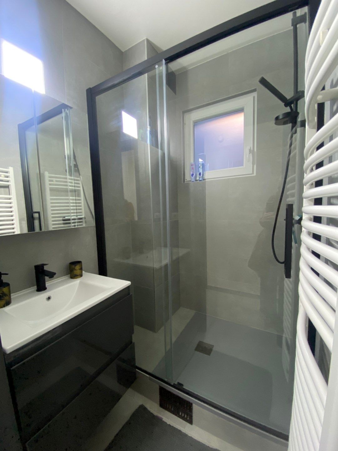 Volledig vernieuwd appartement met zijdelings zeezicht en 2 slaapkamers – private garage foto 16