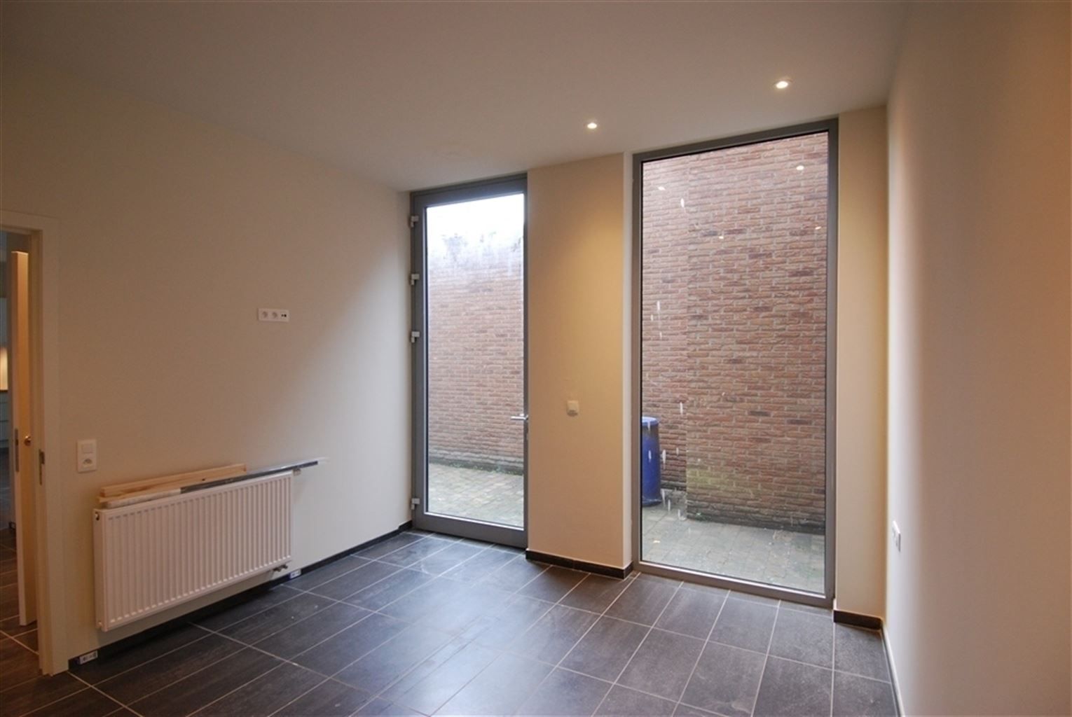 Gelijkvloers appartement met 2 slaapkamers en binnenkoer, gelegen in het centrum van Maaseik, vlak aan de markt. foto 7