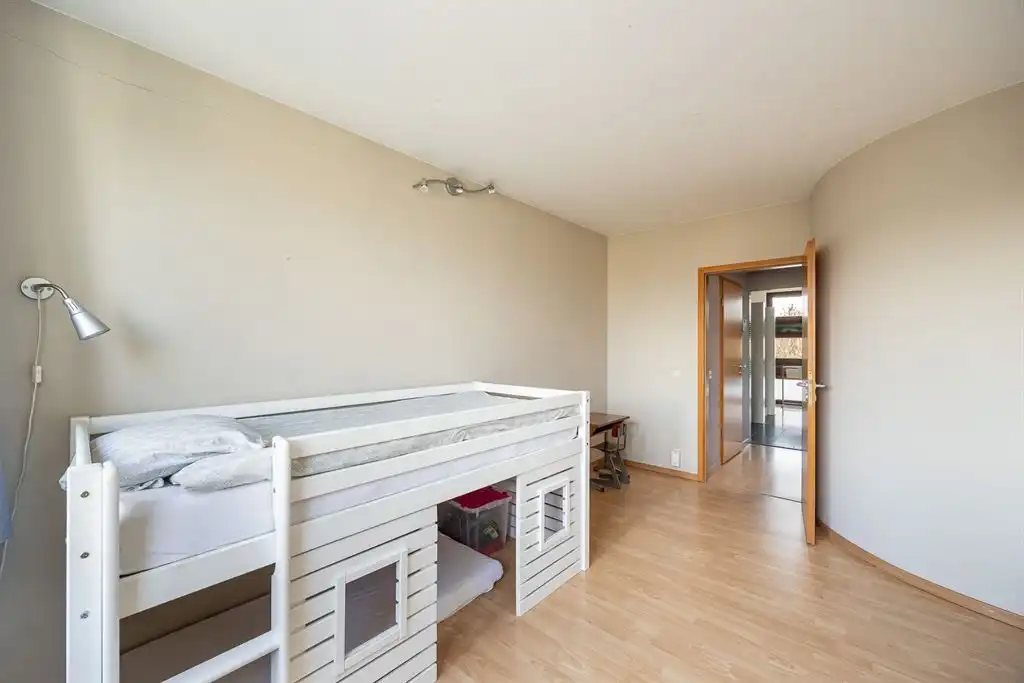 Ruime woning met inpandige garage en tuin foto 17