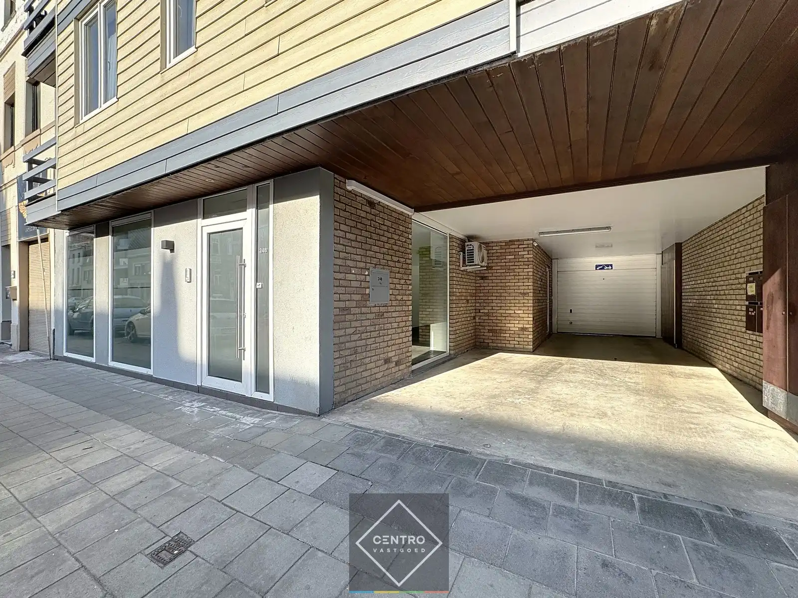 Commercieel gelegen handelspand met inpandige garage! foto 2