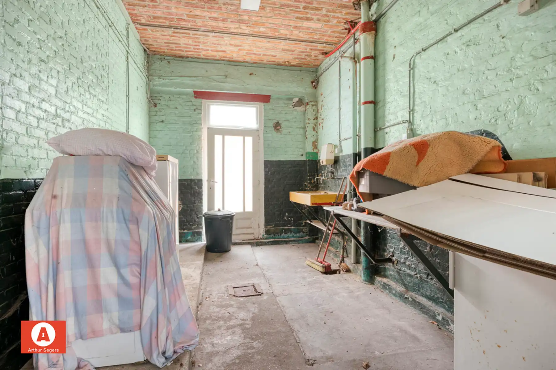 Ruime te renoveren woning met 4 slaapkamers foto 23
