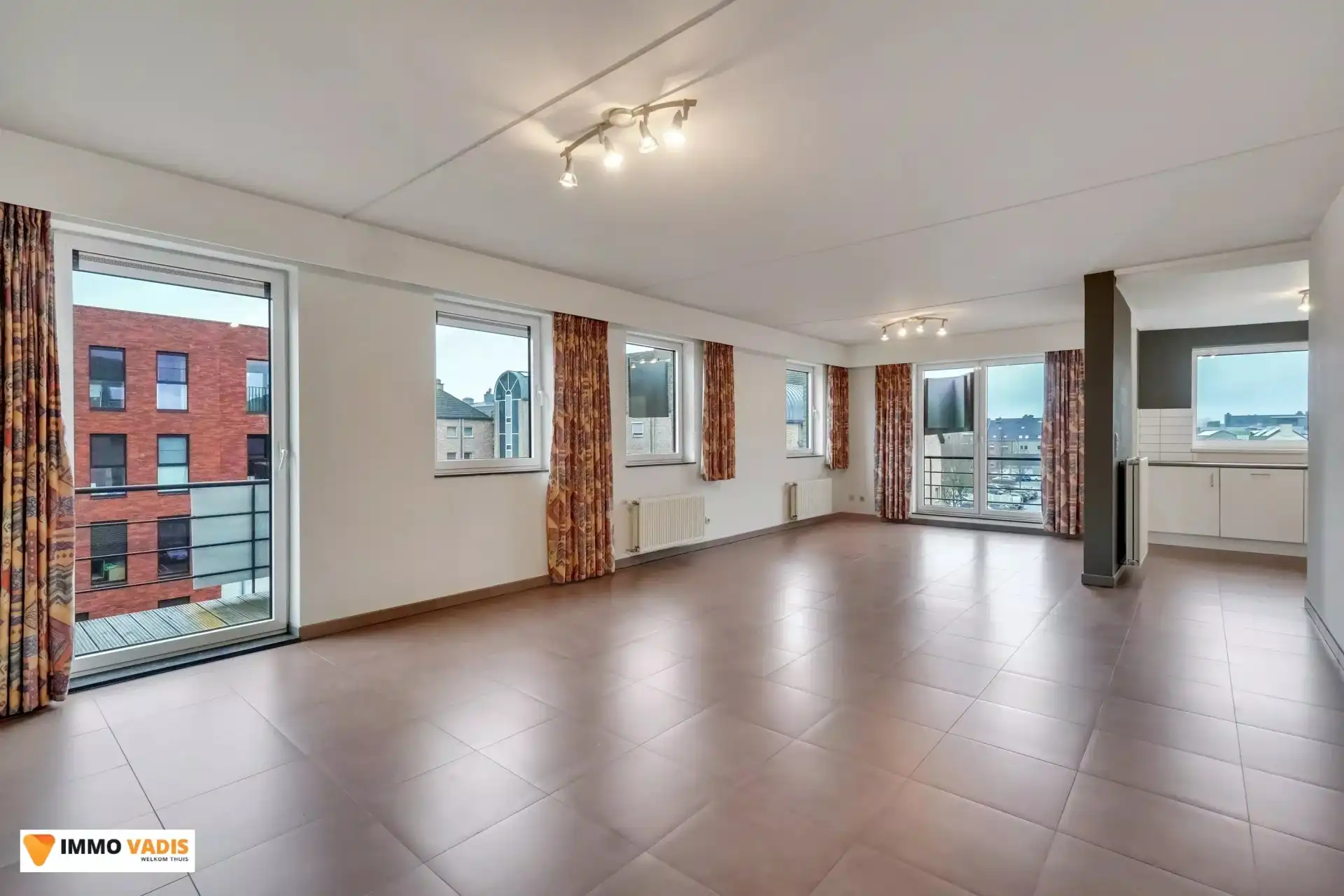 Goed onderhouden appartement met twee slaapkamers, terras en afgesloten parkeerplaats foto 3