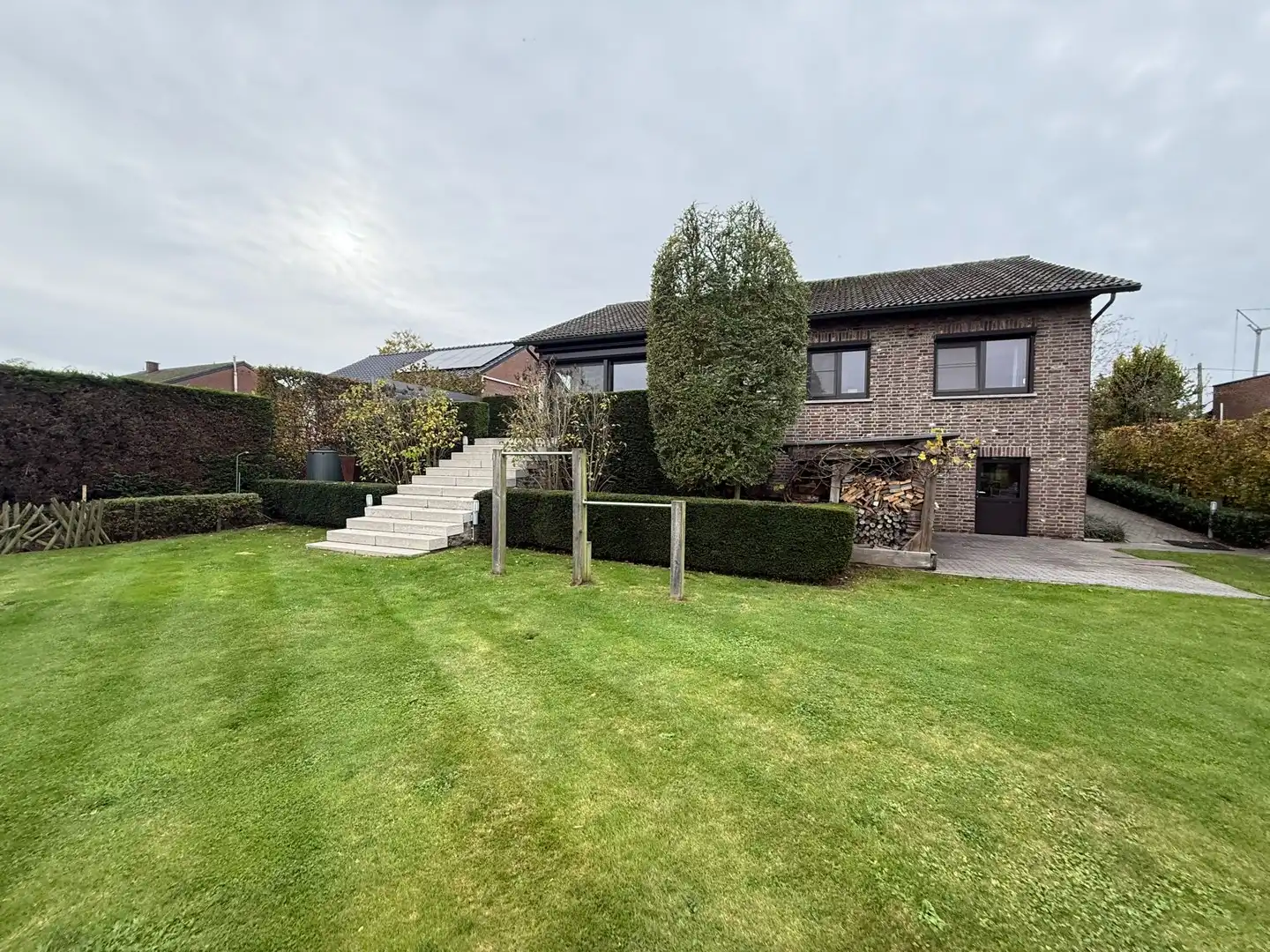 Gezellige instapklare woning met 3 slaapkamers en ruime tuin met prachtig zicht te Pelt. foto {{pictureIndex}}