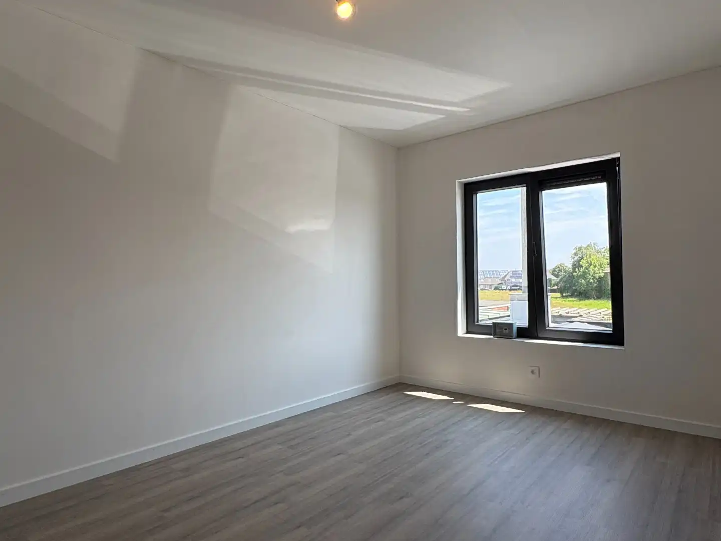 Instapklare woning te Kuurne met 3 slaapkamers, zijweg, oprit en zoveel meer! foto 11