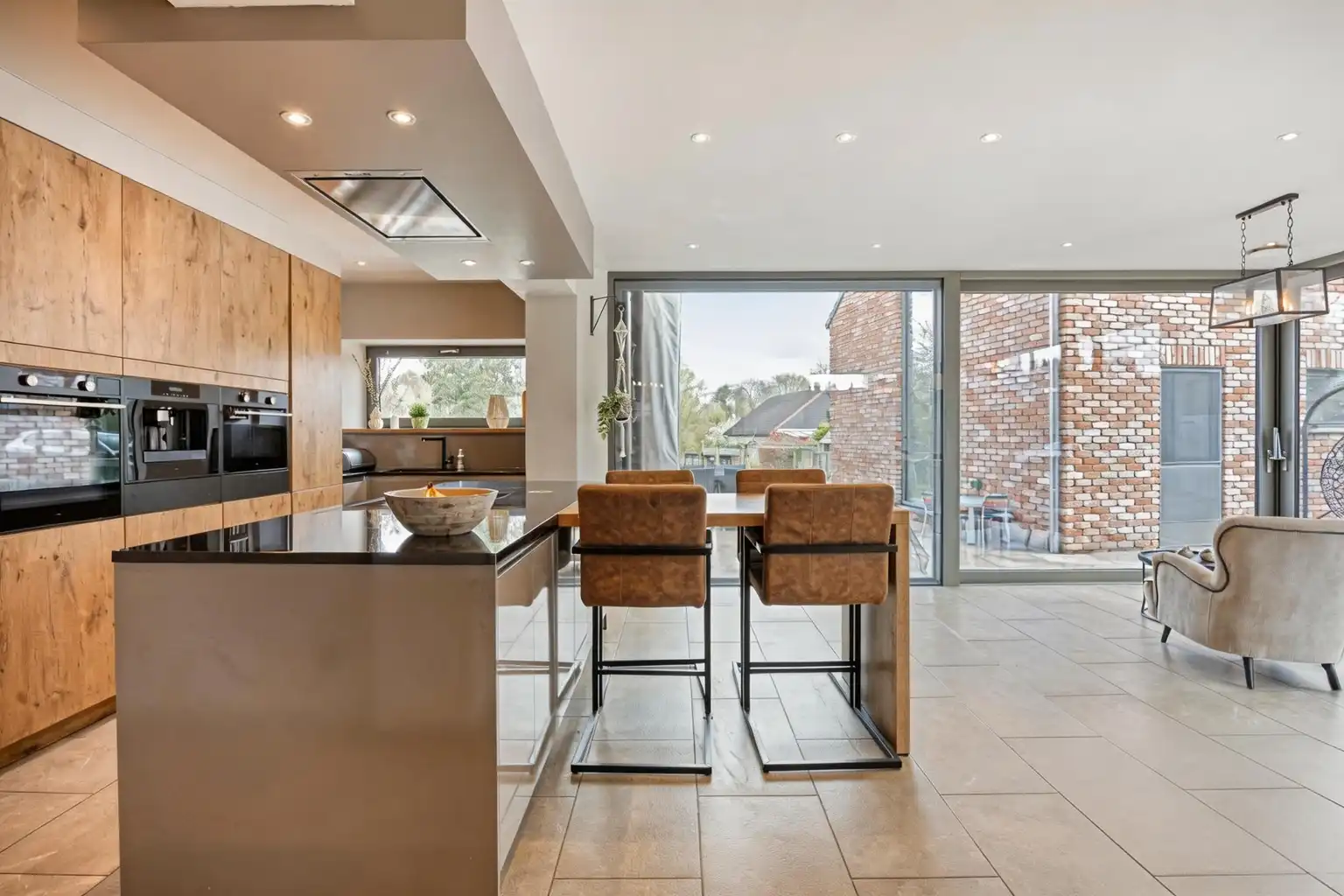 INSTAPKLARE WONING MET BIJGEBOUW EN RUIME GARAGE/LOODS  foto 5