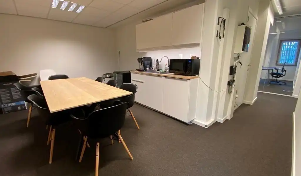 Instapklaar kantoor met terras te huur aan afrit E40 in Sint-Denijs-Westrem  foto 11
