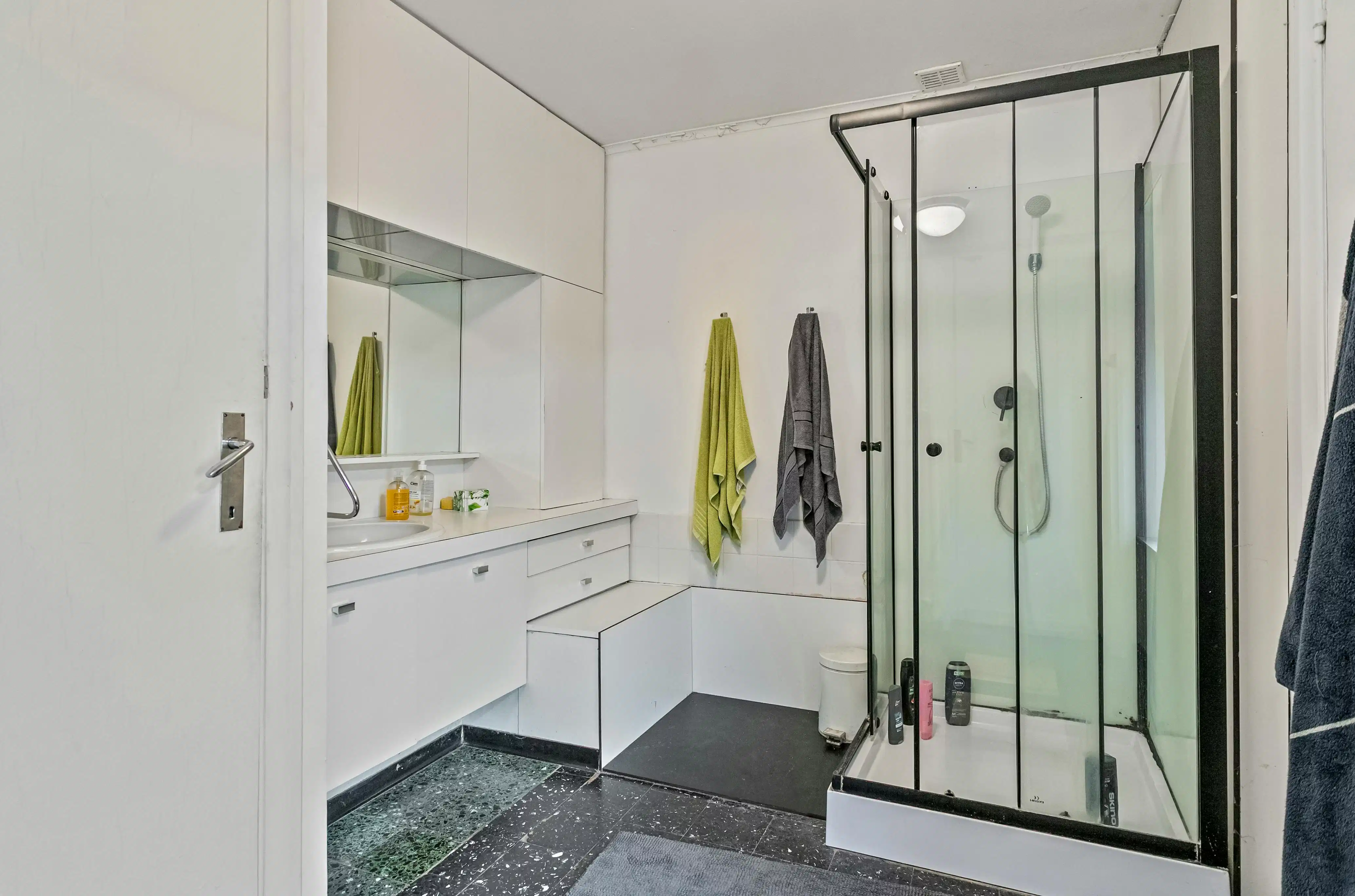 Te renoveren villa met 4 kamers te koop in centrum Deerlijk foto 6