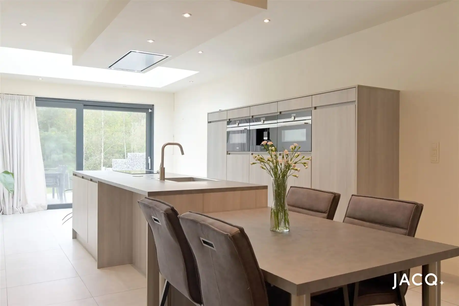Gerenoveerde woning met 2slpk's, ruim terras en garage! foto 4