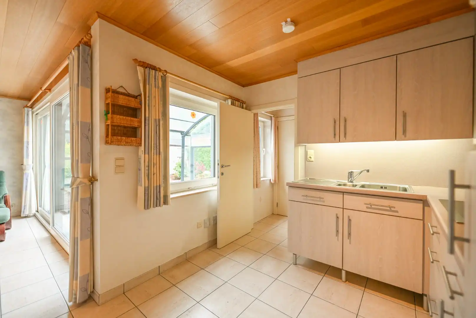 Centraal gelegen woning met 2 slaapkamers, tuin en garage foto 8