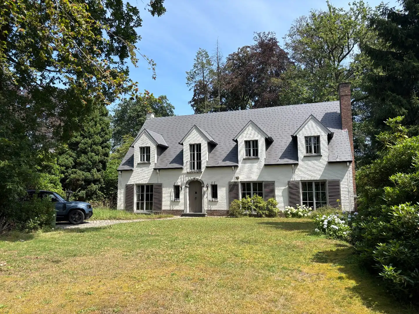 Villa met praktijkruimte en dubbele garage op riant perceel van 2.010 m² te Schoten foto 2
