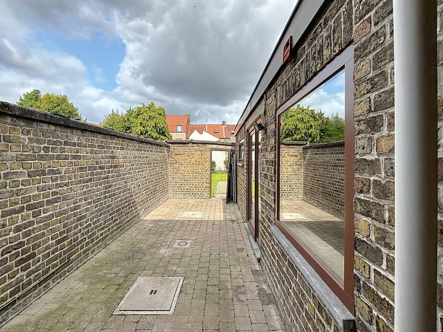 Op te frissen huis met tuin te koop in Brugge centrum foto 2