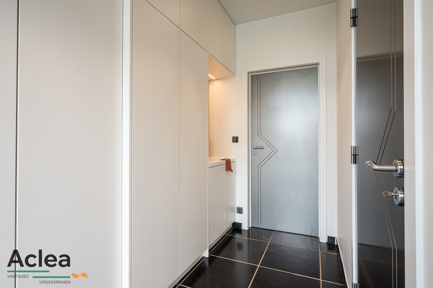 Moderne instapklare villa met zwembad en poolhouse foto 18