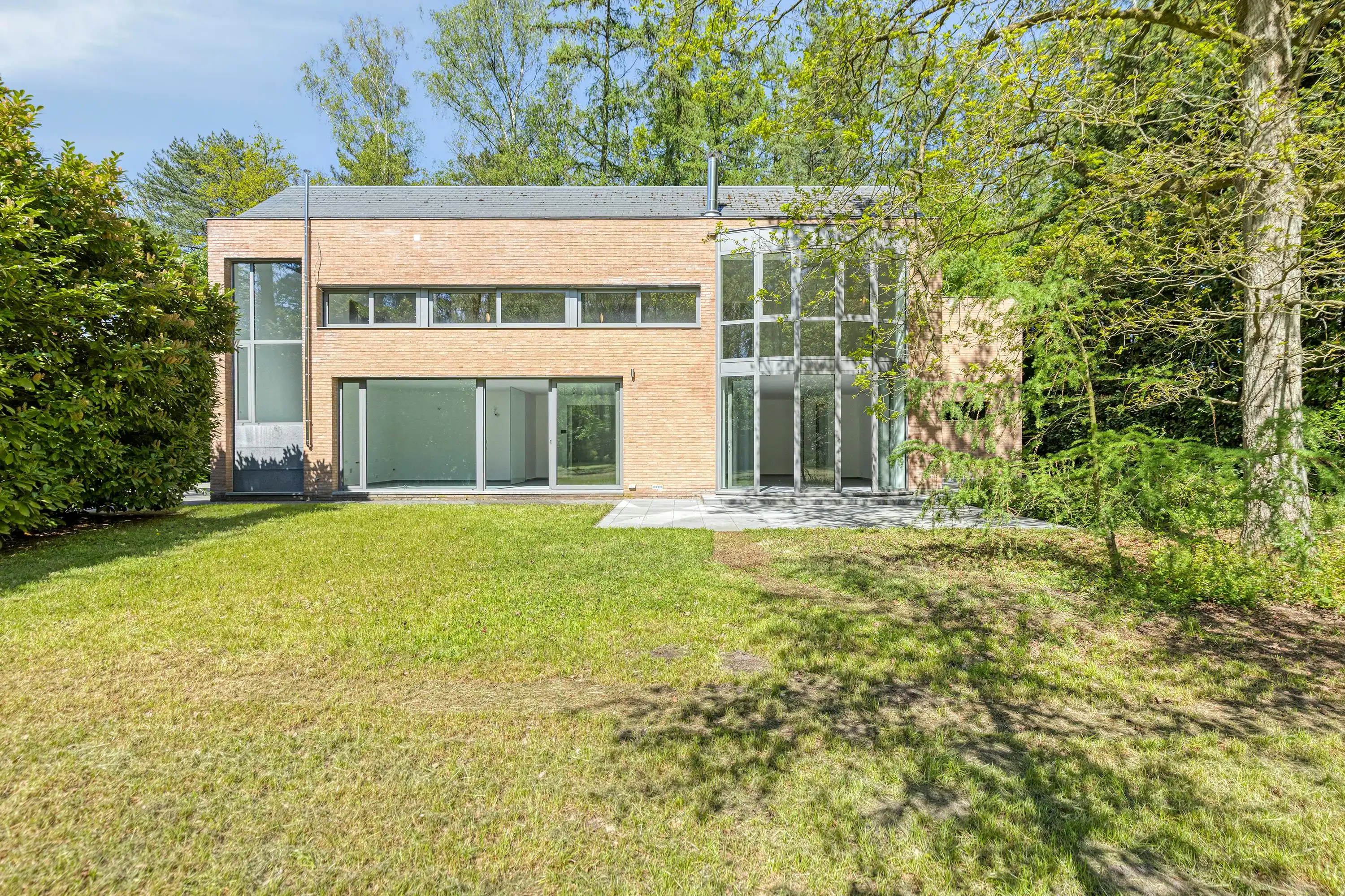 Exclusieve villa in Schilde met ruime zuid-gerichte tuin. foto {{pictureIndex}}